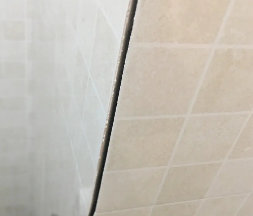 鄱阳瓷砖空鼓维修公司分享阳台瓷砖脱落的修复过程可以分为以下几个步骤