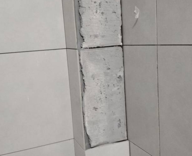 鄱阳瓷砖空鼓维修公司分享下瓷砖施工前基层浇水润湿程度不足，可能导致以下问题