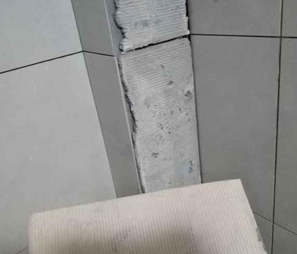 鄱阳瓷砖空鼓维修公司分享下厨房瓷砖脱落的补救措施。